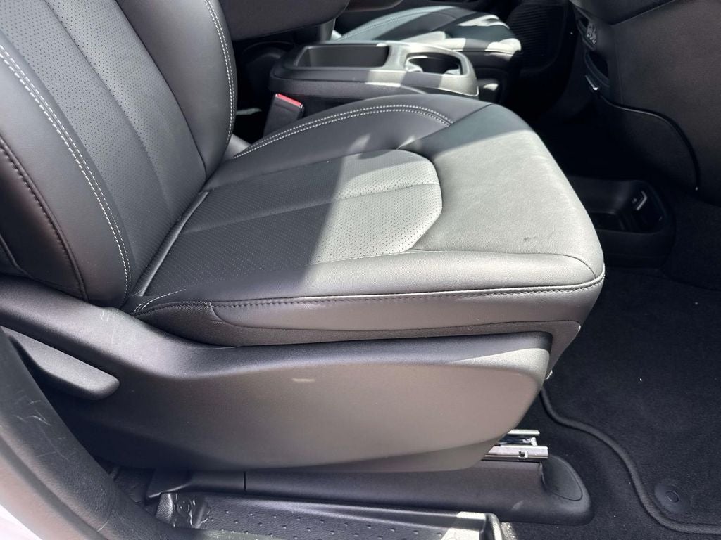 2025 Chrysler Voyager LX