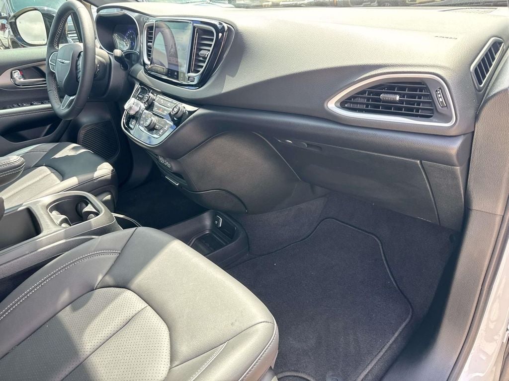 2025 Chrysler Voyager LX