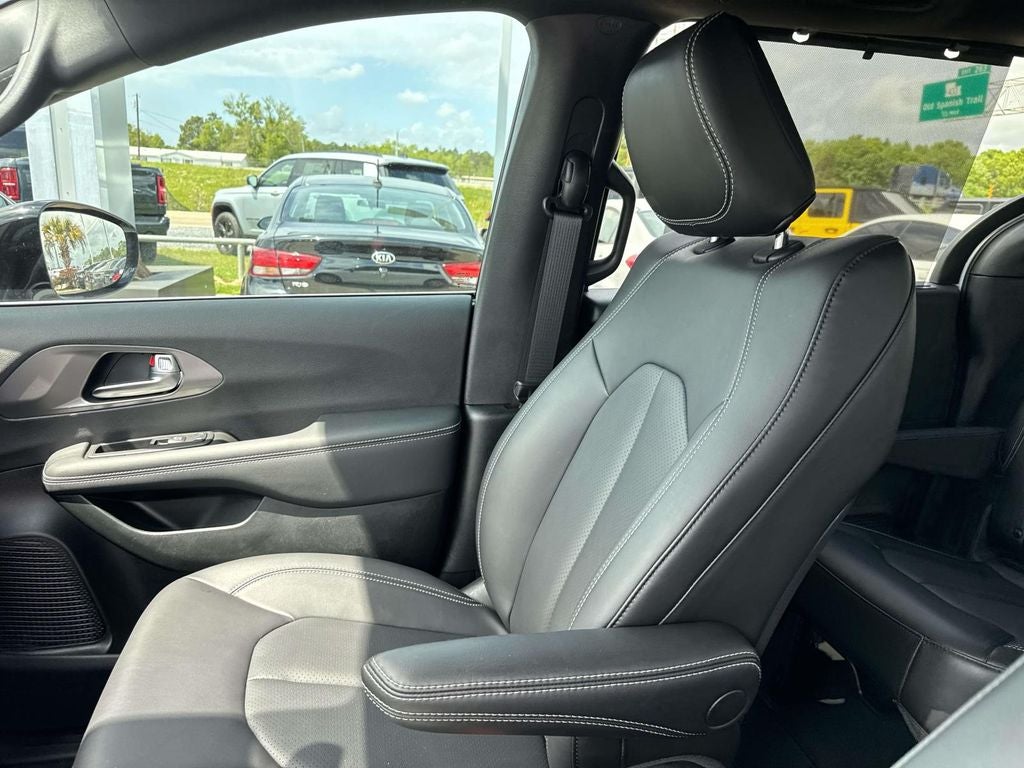 2025 Chrysler Voyager LX