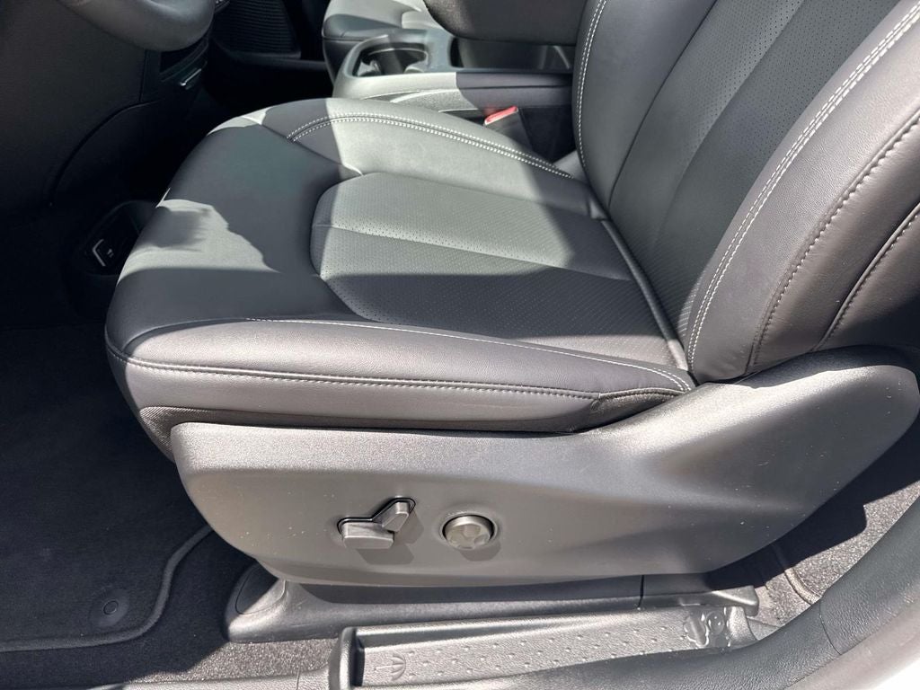 2025 Chrysler Voyager LX