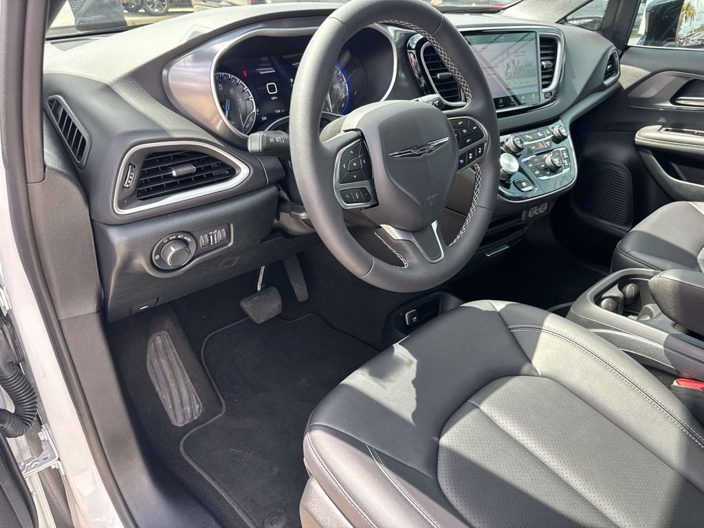 2025 Chrysler Voyager LX