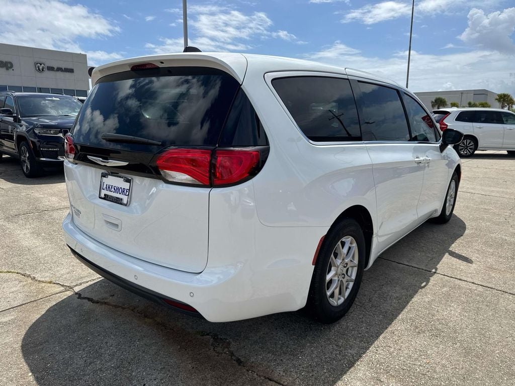 2025 Chrysler Voyager LX