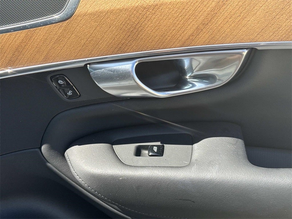 2025 Volvo XC90 B5 Plus