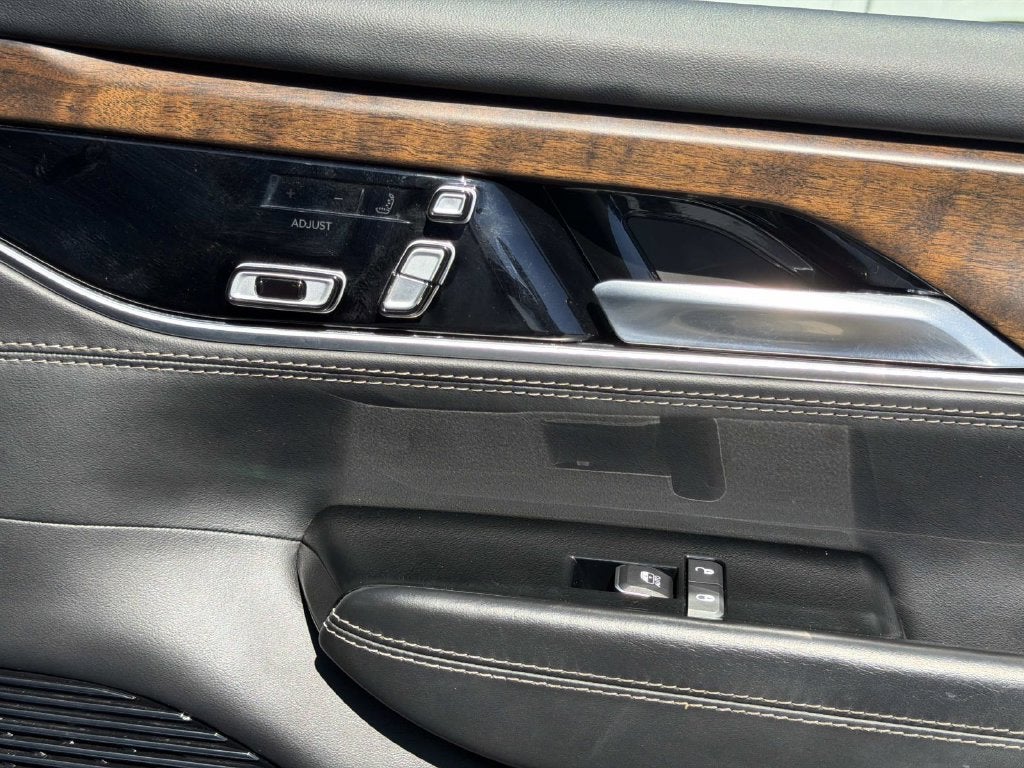 2023 Jeep Grand Wagoneer Base