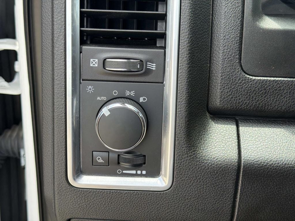 2024 RAM 1500 Classic SLT Quad Cab 4x2 6'4' Box