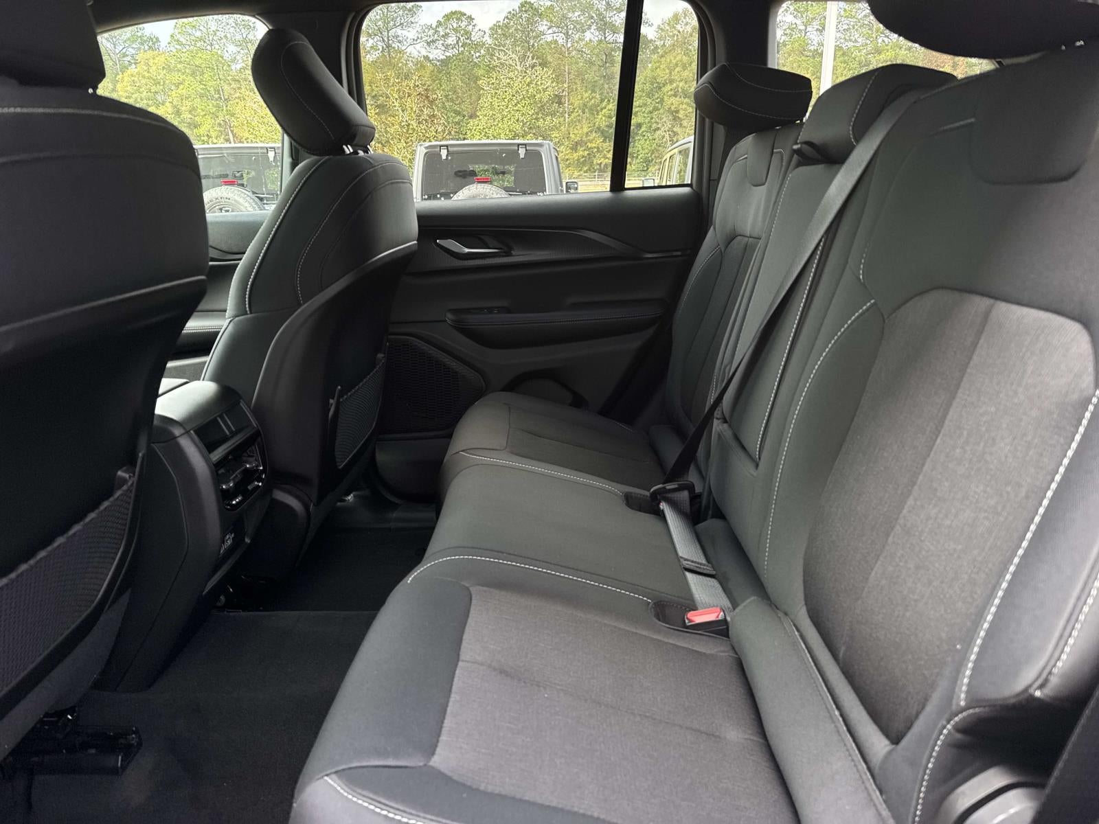 2025 Jeep Grand Cherokee GRAND CHEROKEE LAREDO 4X2