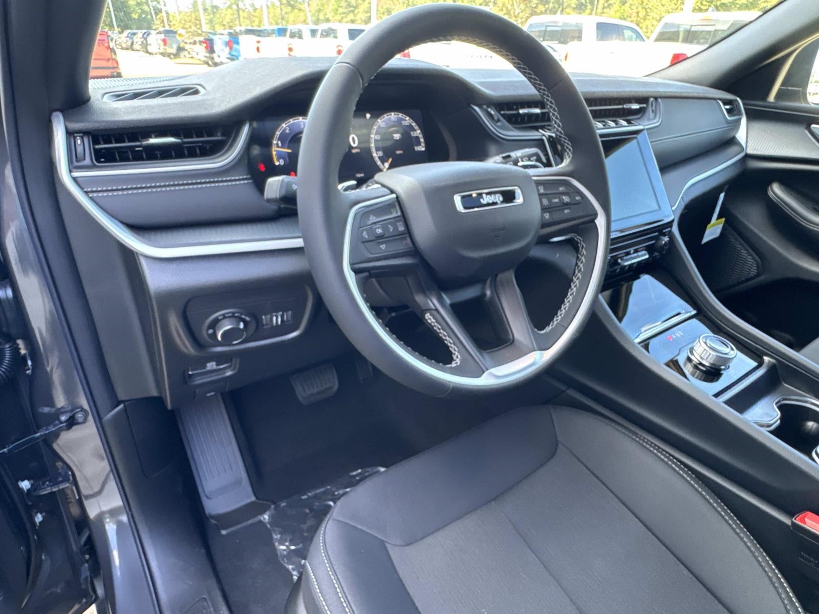 2025 Jeep Grand Cherokee GRAND CHEROKEE LAREDO X 4X2