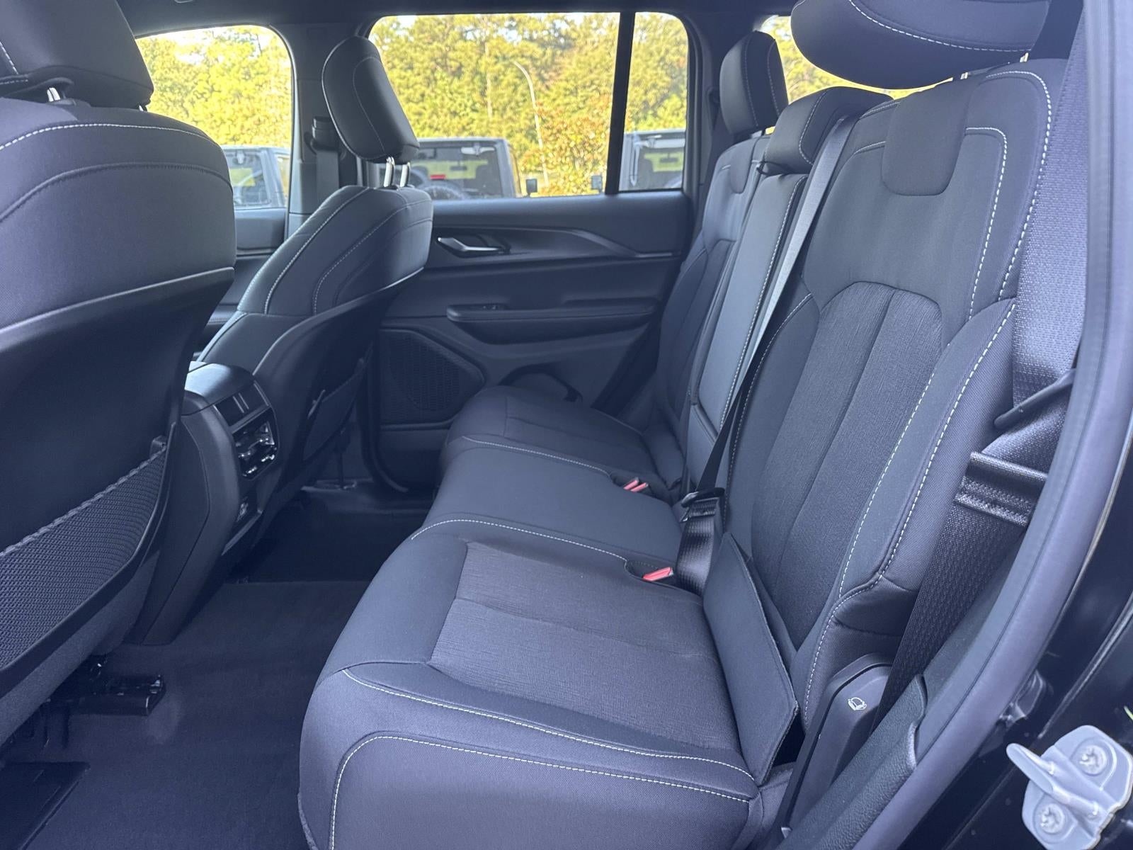 2027 Jeep Grand Cherokee Laredo