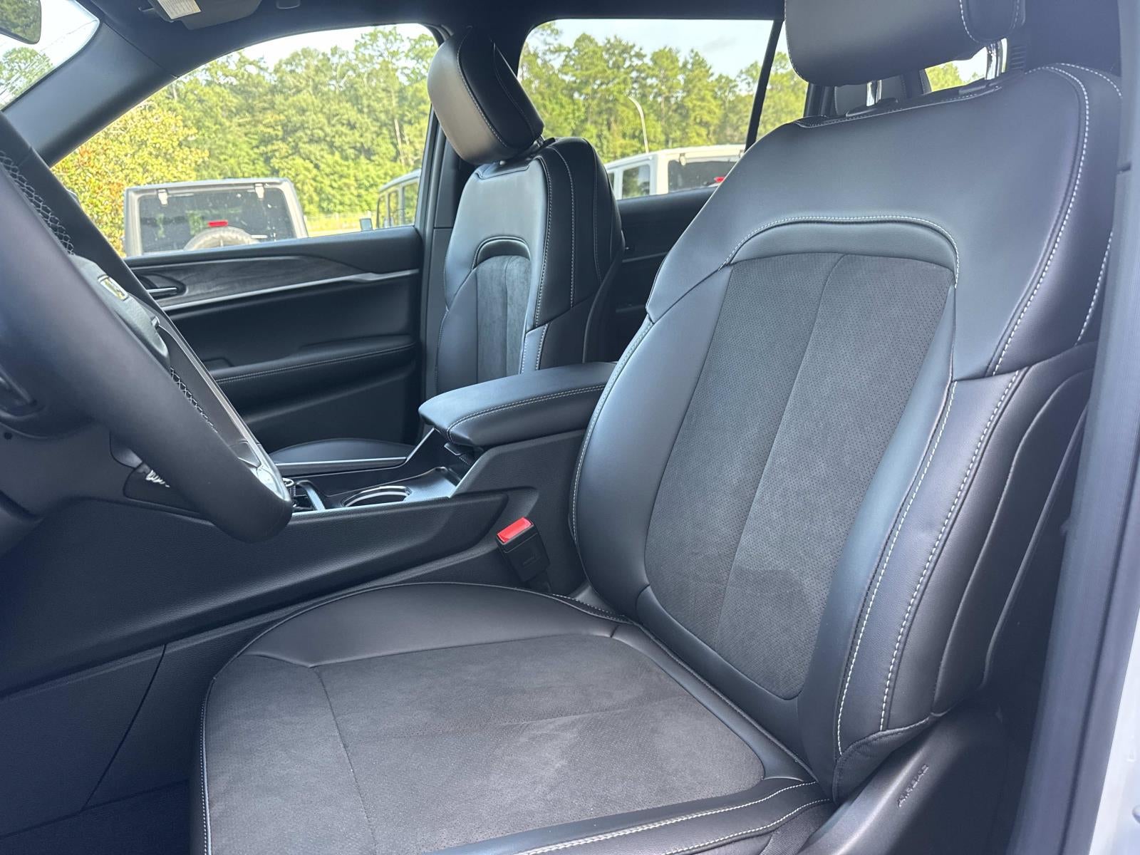2026 Jeep Grand Cherokee Laredo Altitude