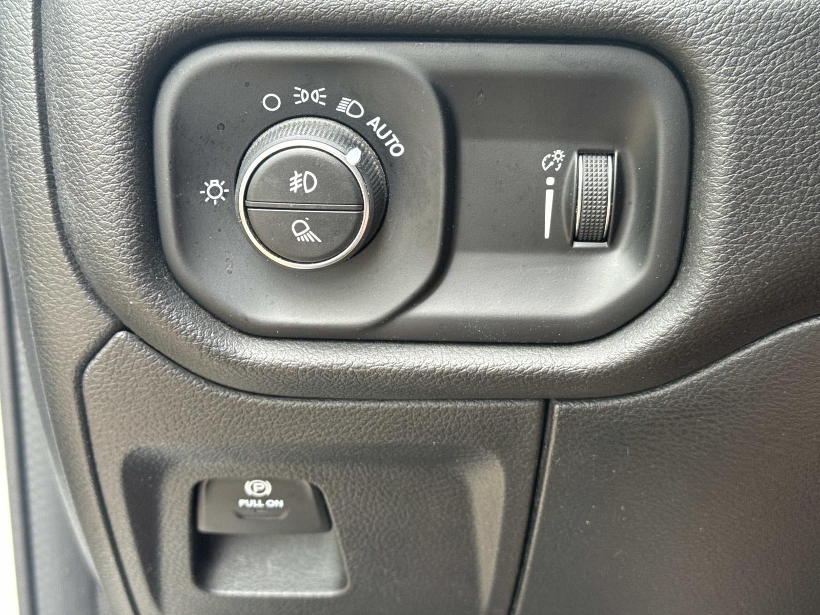 2024 RAM 1500 Big Horn Crew Cab 4x4 5'7' Box