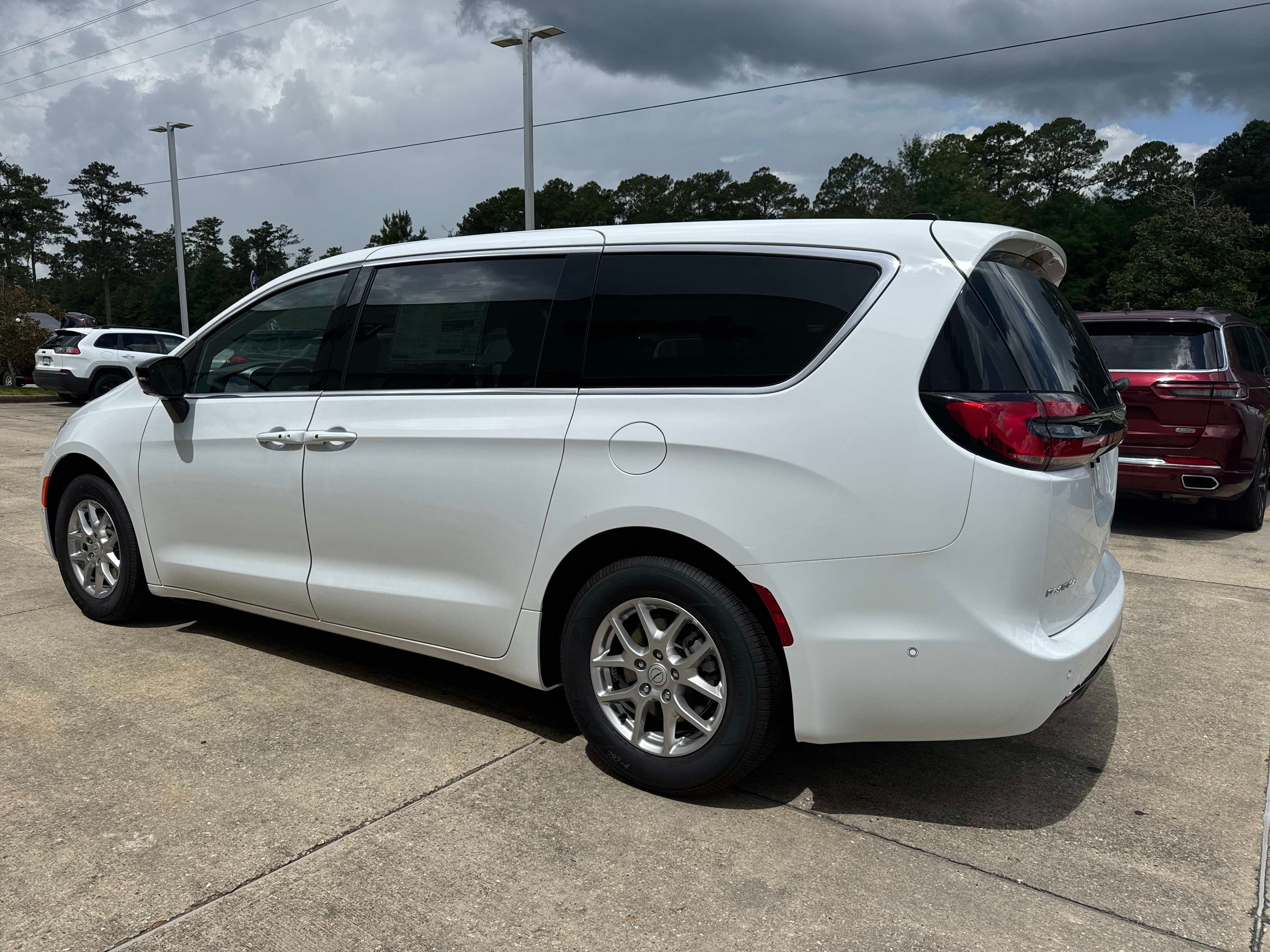 2025 Chrysler Pacifica Select